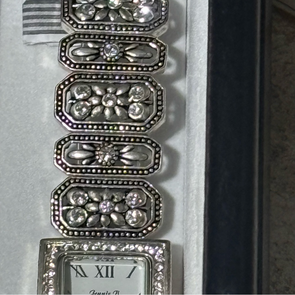 New!❤️Jennie O Silver Floral Rhinestone Watch - Picture 6 of 7